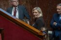 Marine Le Pen arranca la campaña al Elíseo en una Francia encendida por las protestas y que pide mano dura