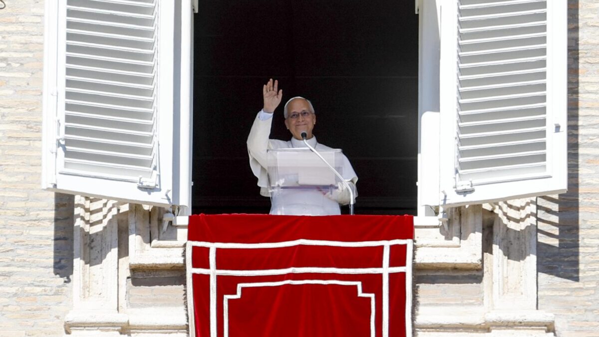-FOTODELDÍA-CIUDAD DEL VATICANO(Vaticano), 11/10/2026.- El Papa León XIV dirige el rezo del Ángelus desde la ventana de su despacho con vistas a la Plaza de San Pedro, en la Ciudad del Vaticano, el 11 de octubre de 2026. (Papa) EFE/FABIO FRUSTACI