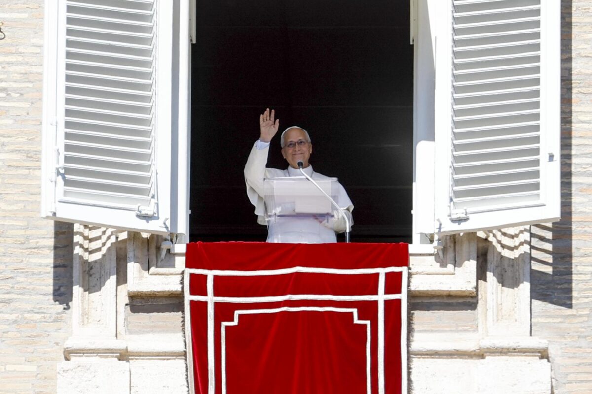 -FOTODELDÍA-CIUDAD DEL VATICANO(Vaticano), 11/10/2026.- El Papa León XIV dirige el rezo del Ángelus desde la ventana de su despacho con vistas a la Plaza de San Pedro, en la Ciudad del Vaticano, el 11 de octubre de 2026. (Papa) EFE/FABIO FRUSTACI