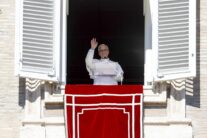 -FOTODELDÍA-CIUDAD DEL VATICANO(Vaticano), 11/10/2026.- El Papa León XIV dirige el rezo del Ángelus desde la ventana de su despacho con vistas a la Plaza de San Pedro, en la Ciudad del Vaticano, el 11 de octubre de 2026. (Papa) EFE/FABIO FRUSTACI