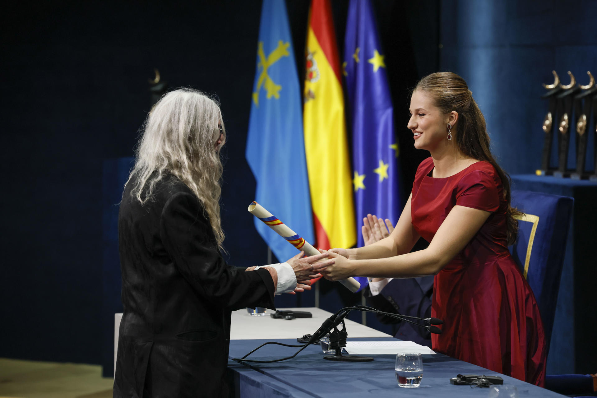 OVIEDO, 23/10/2026.- La artista estadounidense Patti Smith recibe de la manos de la Princesa Leonor el Premio Princesa de Asturias de las Artes, durante la ceremonia de entrega de los Premios Princesa de Asturias 2026 que se celebra este viernes en el Teatro Campoamor de Oviedo. EFE/ Ballesteros
