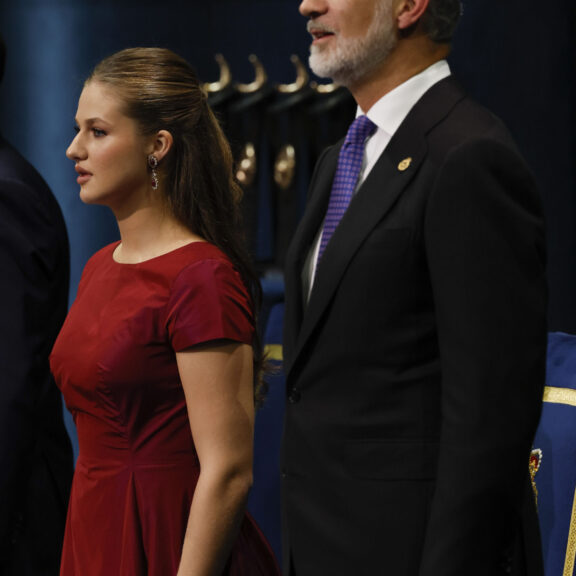 OVIEDO, 23/10/2026.- La princesa Leonor y el rey Felipe VI durante la ceremonia de entrega de los Premios Princesa de Asturias que se celebra este viernes en el Teatro Campoamor de Oviedo. EFE/Ballesteros.