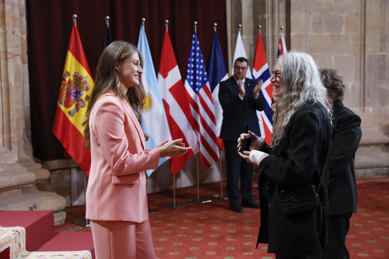 OVIEDO, 23/10/2026.- La princesa de Asturias, Leonor entrega el Princesa de Asturias de las Artes 2026 a la poeta y cantante Patti Smith (d) durante la audiencia a los galardonados con los Premios Princesa de Asturias 2026 celebrada este viernes en el Hotel de la Reconquista de Oviedo. EFE/ Ballesteros