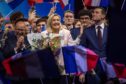 Marine Le Pen arranca la campaña al Elíseo en una Francia encendida por las protestas y que pide mano dura