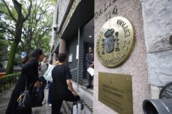 MEX2265. CIUDAD DE MÉXICO (MÉXICO), 08/09/2026.- Personas hacen fila para realizar trámites en la Embajada de España este martes en la Ciudad de México (México). La reciente decisión del Tribunal Supremo de España de suspender cautelarmente el derecho al voto de las personas nacionalizadas por la "ley de nietos" hasta acreditar que son descendientes directos de exiliados ha sido recibida con un marcado desconocimiento y dudas a las puertas del Consulado General de España en la Ciudad de México. EFE/Sáshenka Gutiérrez