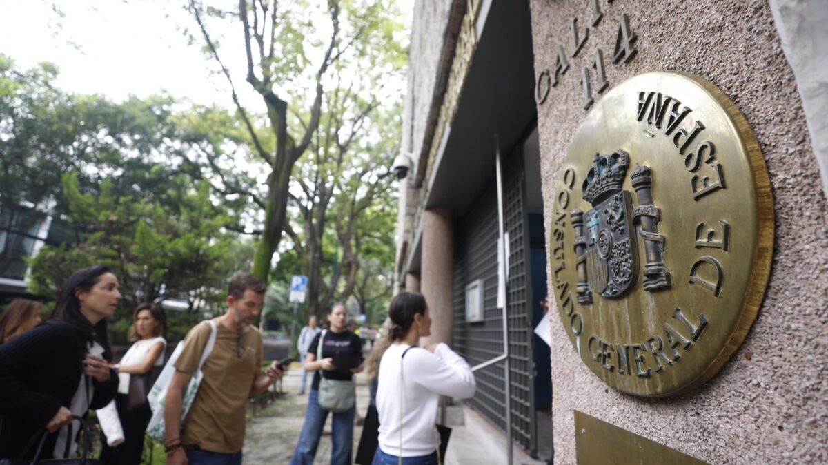 MEX2263. CIUDAD DE MÉXICO (MÉXICO), 08/09/2026.- Personas hacen fila para realizar trámites en la Embajada de España este martes en la Ciudad de México (México). La reciente decisión del Tribunal Supremo de España de suspender cautelarmente el derecho al voto de las personas nacionalizadas por la "ley de nietos" hasta acreditar que son descendientes directos de exiliados ha sido recibida con un marcado desconocimiento y dudas a las puertas del Consulado General de España en la Ciudad de México. EFE/Sáshenka Gutiérrez