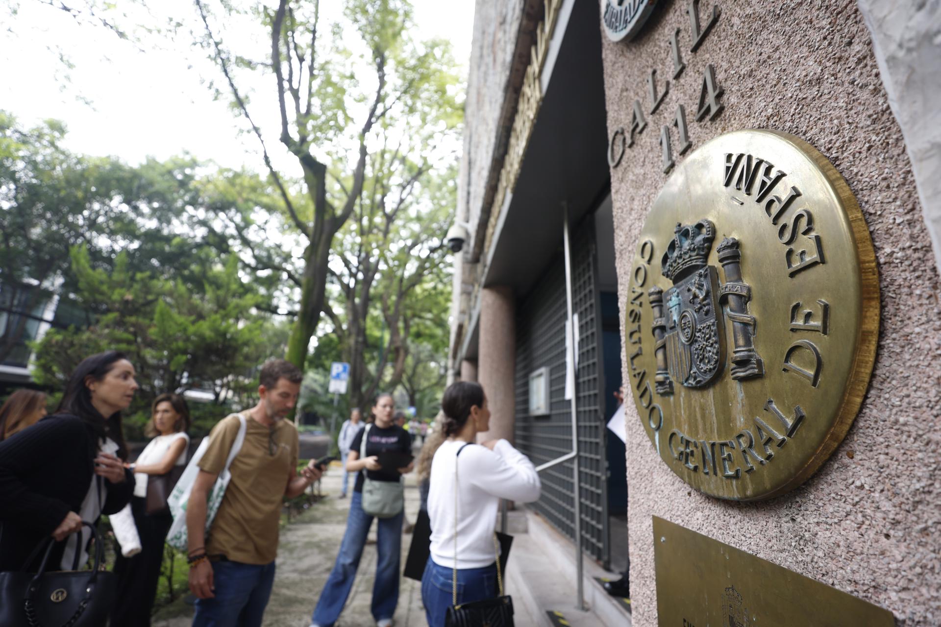 MEX2263. CIUDAD DE MÉXICO (MÉXICO), 08/09/2026.- Personas hacen fila para realizar trámites en la Embajada de España este martes en la Ciudad de México (México). La reciente decisión del Tribunal Supremo de España de suspender cautelarmente el derecho al voto de las personas nacionalizadas por la "ley de nietos" hasta acreditar que son descendientes directos de exiliados ha sido recibida con un marcado desconocimiento y dudas a las puertas del Consulado General de España en la Ciudad de México. EFE/Sáshenka Gutiérrez
