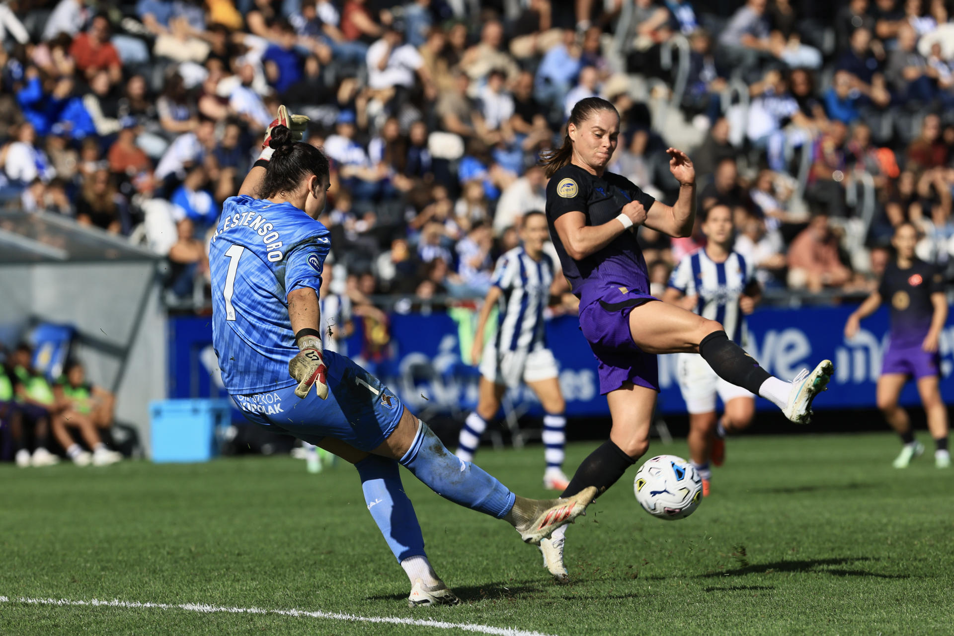 SAN SEBASTIÁN (ESPAÑA), 18/10/2026.- La portera de la Real Sociedad, Alazne Estensoro despeja el balón ante el Barcelona durante el partido correspondiente a la séptima jonada de la Primera División femenina disputado este domingo en el estadio Izan en Zubieta. EFE/Javi Colmenero