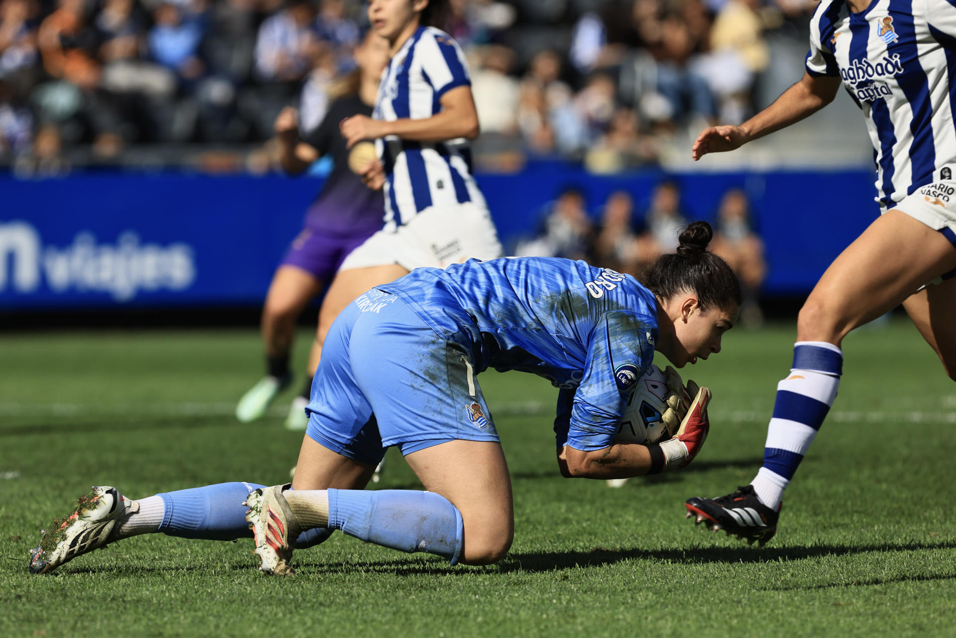 SAN SEBASTIÁN (ESPAÑA), 18/10/2026.- La portera de la Real Sociedad, Alazne Estensoro atrapa el balón ante el Barcelona durante el partido correspondiente a la séptima jonada de la Primera División femenina disputado este domingo en el estadio Izan en Zubieta. EFE/Javi Colmenero