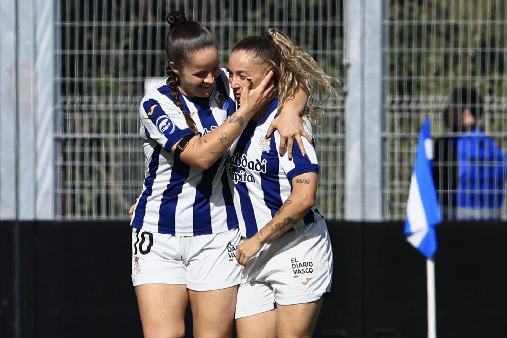 SAN SEBASTIÁN (ESPAÑA), 18/10/2026.- La delantera de la Real Sociedad, Ahinoa Martín (d) celebra su tanto ante el Barcelona durante el partido correspondiente a la séptima jonada de la Primera División femenina disputado este domingo en el estadio Izan en Zubieta. EFE/Javi Colmenero