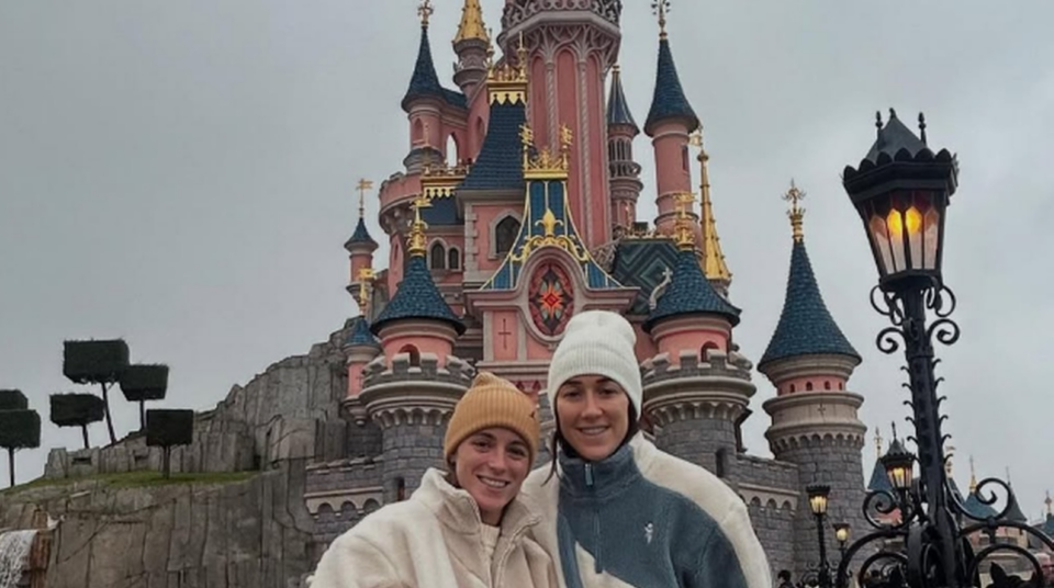 Lucy Bronze y Ona Batlle en Disneyland Paris