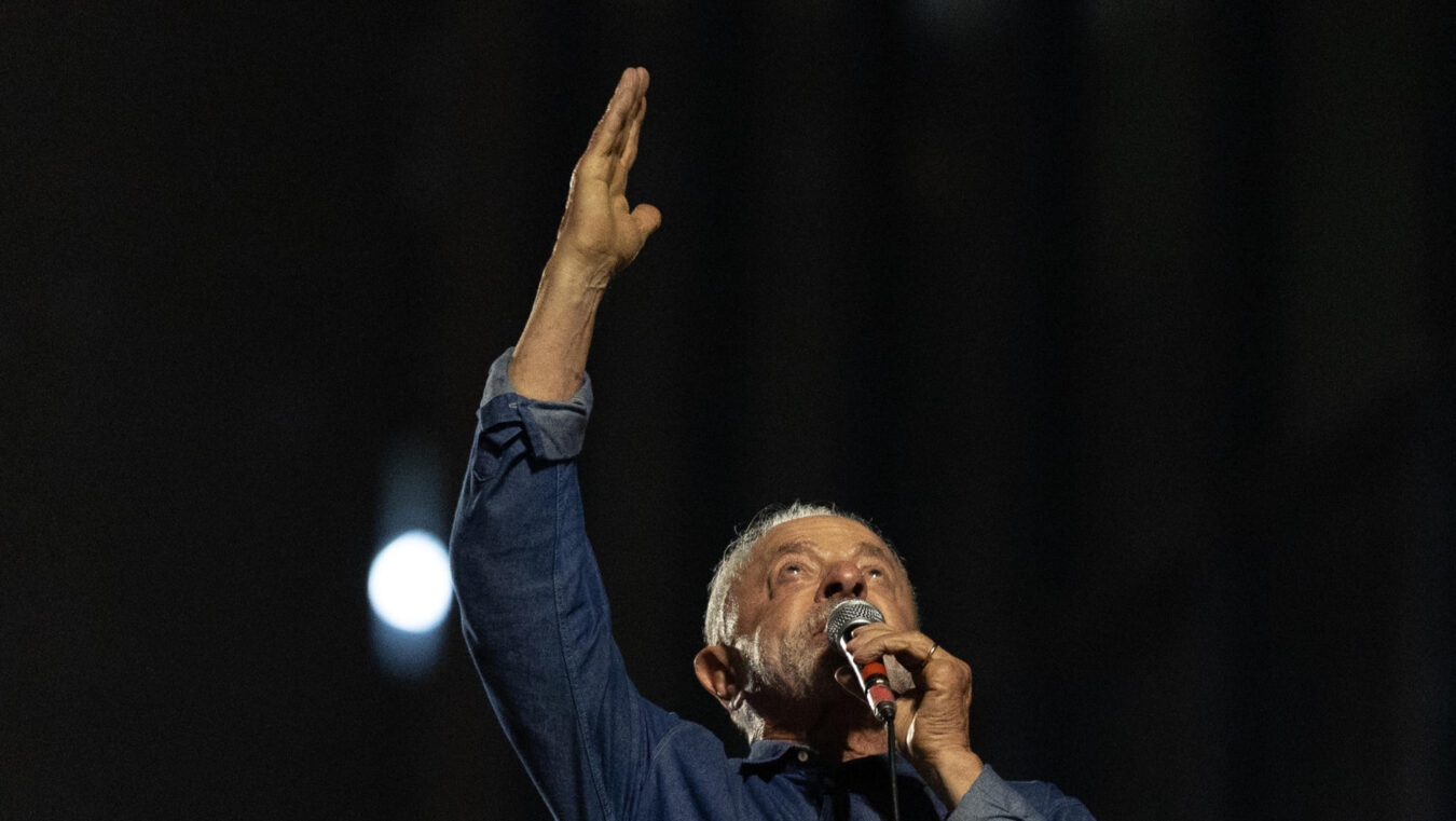 AME063. SAO PAULO (BRASIL), 25/10/2026.- El presidente de Brasil, Luiz Inácio Lula da Silva (i), quien ganó la segunda vuelta de las elecciones con un 51,79 % de los votos, frente al 48,21 % del senador ultraderechista Flávio Bolsonaro, habla frente a simpatizantes este domingo, en Sao Paulo (Brasil). EFE/ Isaac Fontana