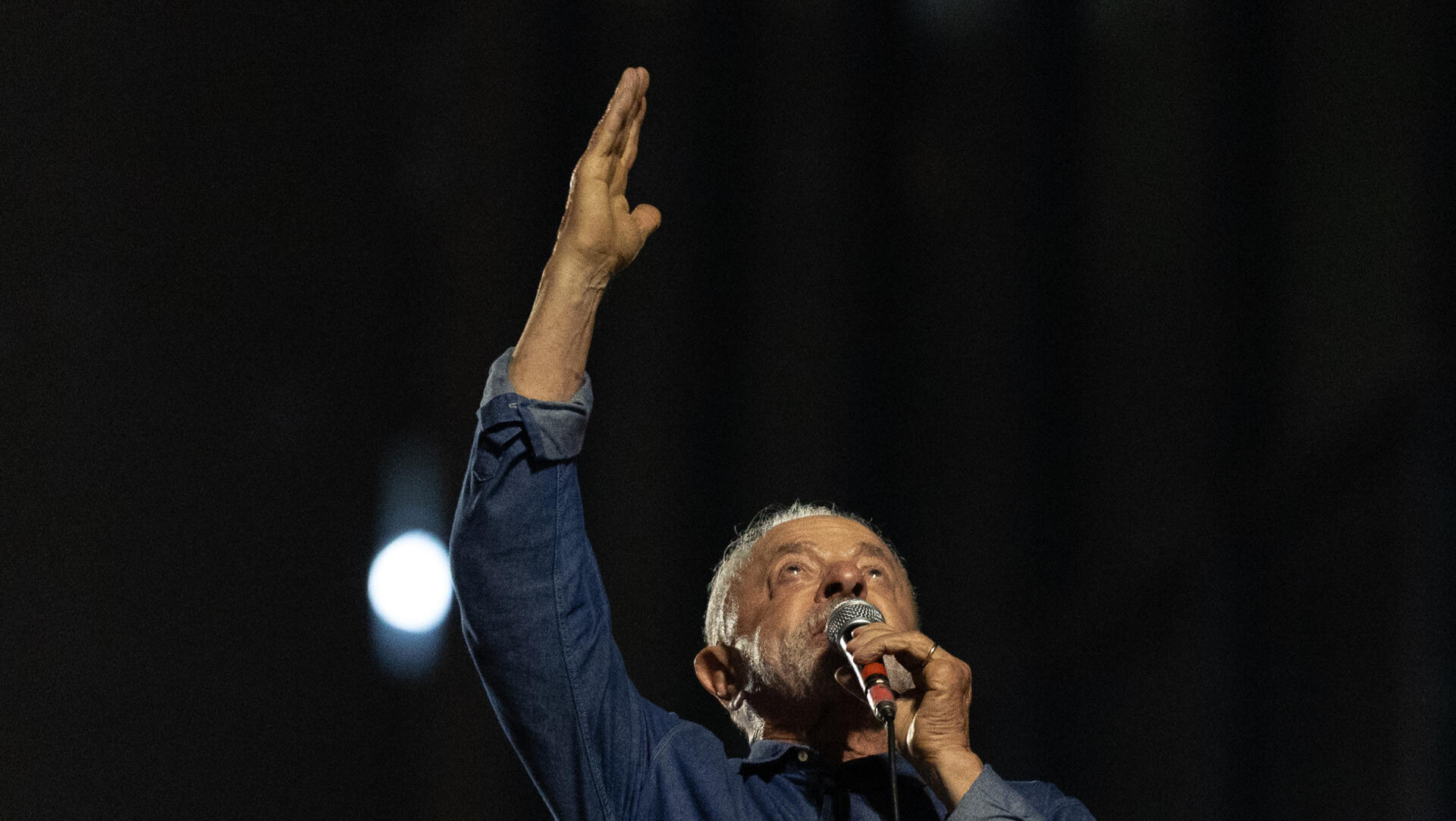AME063. SAO PAULO (BRASIL), 25/10/2026.- El presidente de Brasil, Luiz Inácio Lula da Silva (i), quien ganó la segunda vuelta de las elecciones con un 51,79 % de los votos, frente al 48,21 % del senador ultraderechista Flávio Bolsonaro, habla frente a simpatizantes este domingo, en Sao Paulo (Brasil). EFE/ Isaac Fontana