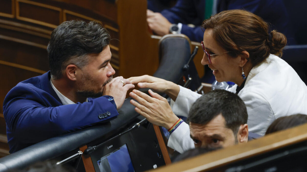 MADRID, 02/10/2026.- La ministra de Sanidad, Mónica García y el portavoz de ERC, Gabriel Rufián, conversan durante el pleno en el que se debate y vota los decretos de vivienda del Gobierno celebrado este viernes en el Congreso. EFE/JJ Guillén