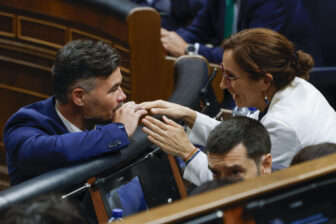 MADRID, 02/10/2026.- La ministra de Sanidad, Mónica García y el portavoz de ERC, Gabriel Rufián, conversan durante el pleno en el que se debate y vota los decretos de vivienda del Gobierno celebrado este viernes en el Congreso. EFE/JJ Guillén