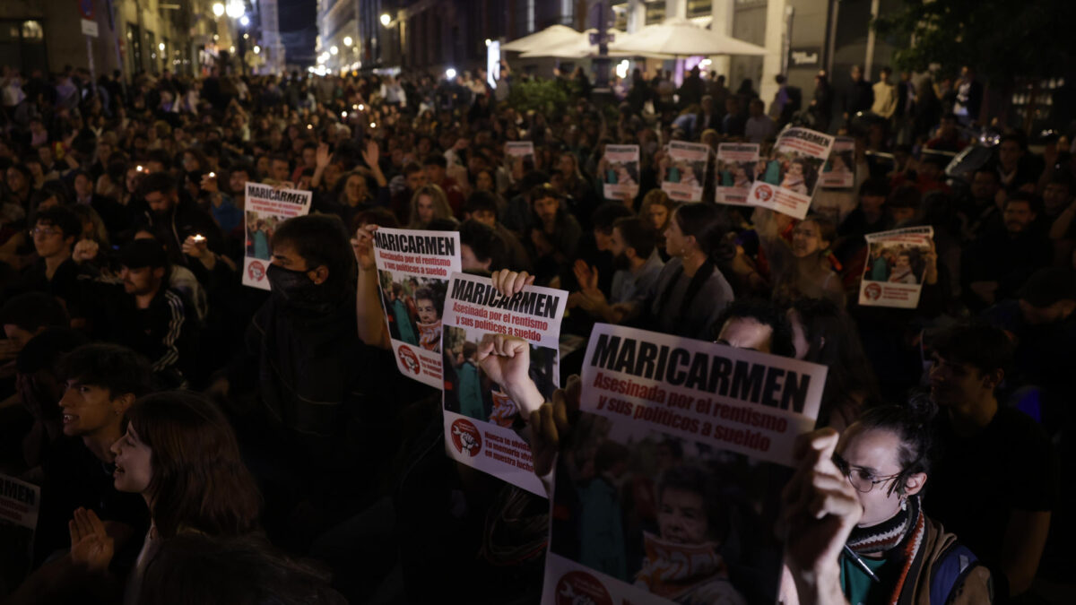 MADRID, 07/10/2026.- Participantes en la acampada en protesta por la crisis de la vivienda recuerdan a Maricarmen, fallecida este miércoles, hoy en la Puerta del Sol de Madrid. EFE/Juanjo Martín.