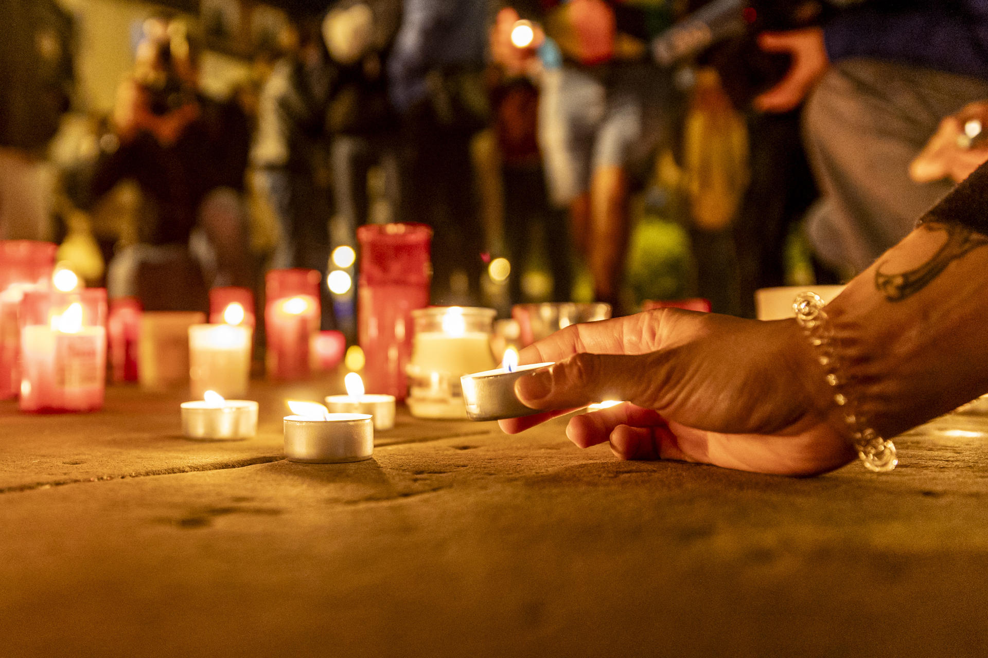 LOGROÑO, 08/10/2026.- Mas de un centenar de personas con velas asisten este jueves en Logroño al acto organizado por el Sindicato de Vivienda de La Rioja en homenaje a Maricarmen, la mujer de 87 años fallecida en Madrid quince días después de ser desahuciada de la vivienda en la que residió durante 71 años. EFE/Raquel Manzanares