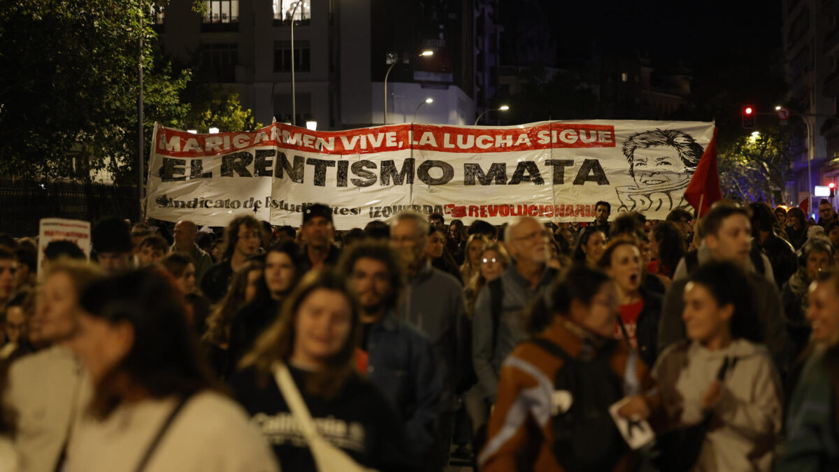 MADRID, 08/10/2026.- Una marcha recorre las calles de Madrid entre la Puerta del Sol y la que fue la vivienda de Maricarmen Abascal, la mujer de 87 años fallecida hace 24 horas y cuyo desahucio activó la movilización ciudadana por la crisis de la vivienda. EFE/ Víctor Lerena