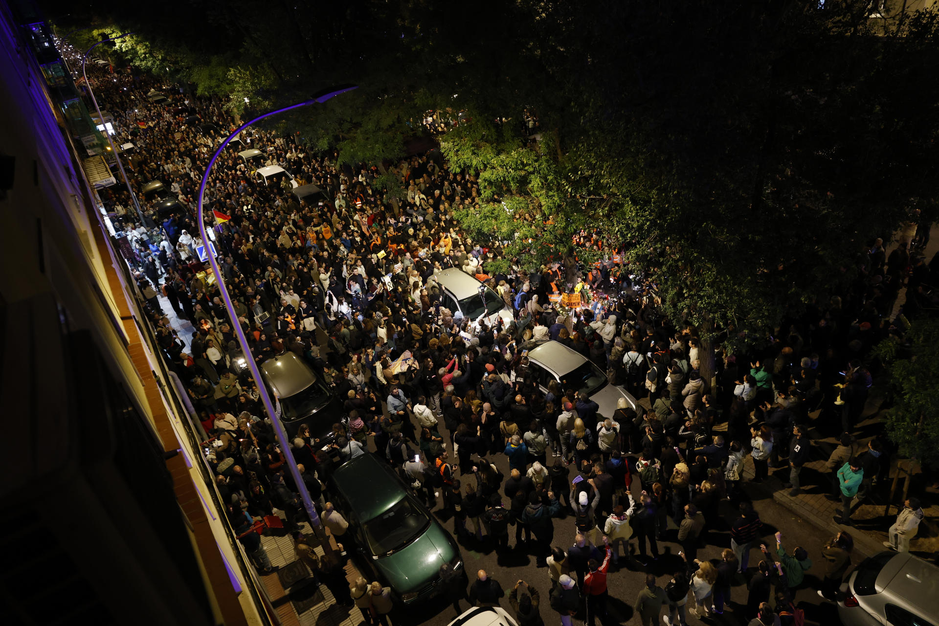 MADRID, 08/10/2026.- Vista de la calle Alcalde Sáinz de Baranda frente al portal de la vivienda de Maricarmen Abascal. Miles de personas, 20.000 según cifras provisionales de la Delegación del Gobierno, recorren las calles de Madrid entre la Puerta del Sol y la que fue la vivienda de Maricarmen, la mujer de 87 años fallecida hace 24 horas y cuyo desahucio activó la movilización ciudadana por la crisis de la vivienda. EFE/Chema Moya