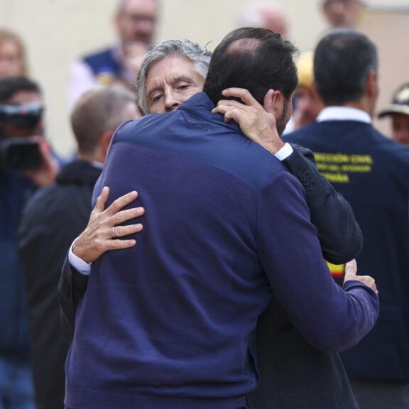 TOLEDO, 29/10/2026.- El ministro del Interior, Fernando Grande-Marlaska, abraza al titular de Transportes, Óscar Puente, a su llegada a la reunión del Centro de Coordinación Operativa Integrado (CECOPI) este jueves en Toledo, en el primer día de luto oficial de los tres decretados por el Gobierno por el trágico accidente ferroviario de Urda. EFE/ Ismael Herrero
