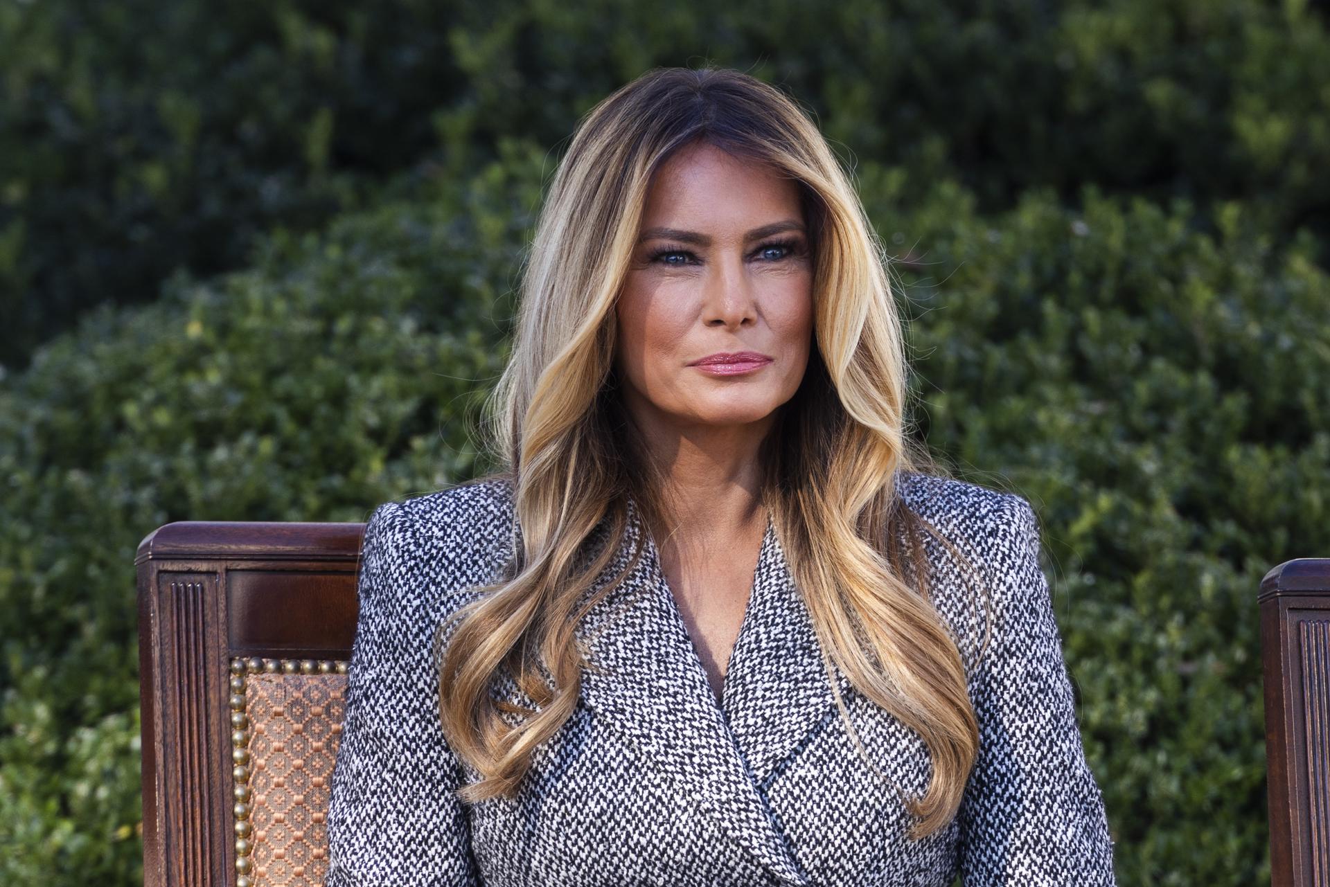 Washington (United States), 19/10/2026.- US First Lady Melania Trump listens to US President Donald Trump speak ahead of signing an executive order to establish the Women's Health Division and a White House Women's Health Task Force in the Rose Garden of the White House in Washington, DC, USA, 19 October 2026. The first lady spoke about the need for overhauling women's health, including using AI for new research. EFE/EPA/JIM LO SCALZO