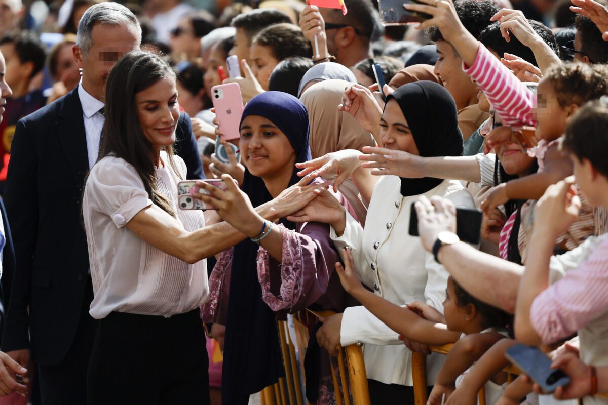 MELILLA (ESPAÑA), 14/10/2026.- La reina Letizia saluda a los ciudadanos de Melilla este miércoles a su salida de la Asamblea de la ciudad autónoma. Melilla recibe de nuevo una visita real casi 19 años después con la llegada de los reyes Felipe VI y Letizia en su primer viaje a la ciudad, con el que completan su recorrido por el mapa autonómico español tras viajar a Ceuta el día anterior. EFE/Mariscal