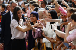 MELILLA (ESPAÑA), 14/10/2026.- La reina Letizia saluda a los ciudadanos de Melilla este miércoles a su salida de la Asamblea de la ciudad autónoma. Melilla recibe de nuevo una visita real casi 19 años después con la llegada de los reyes Felipe VI y Letizia en su primer viaje a la ciudad, con el que completan su recorrido por el mapa autonómico español tras viajar a Ceuta el día anterior. EFE/Mariscal