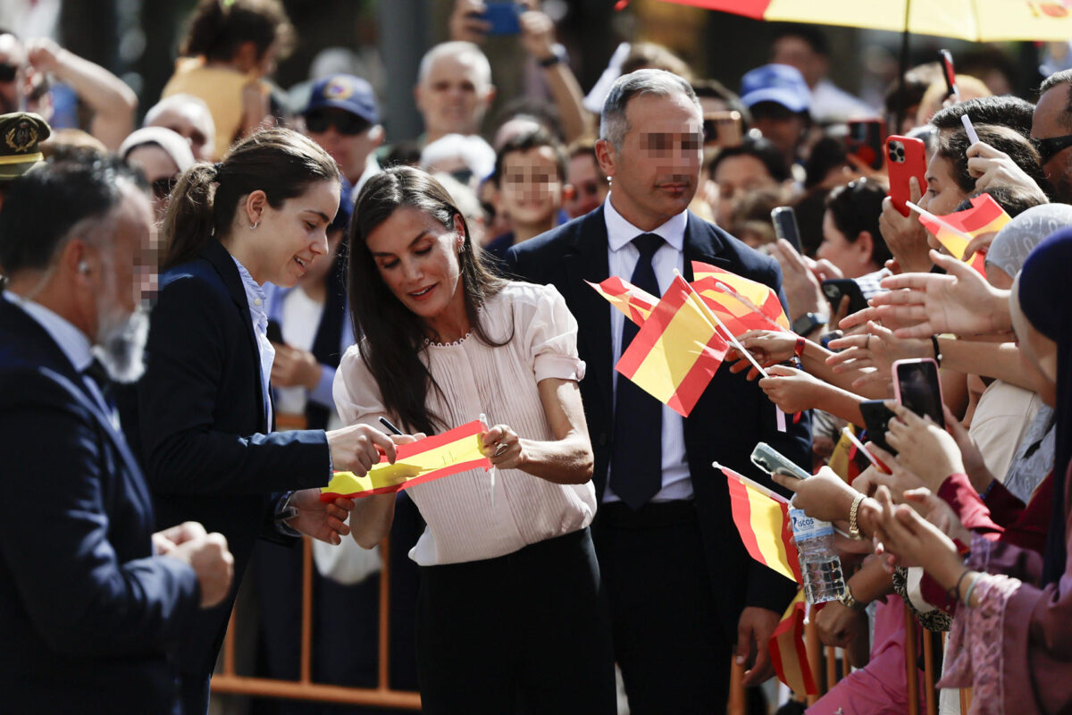 MELILLA (ESPAÑA), 14/10/2026.- La reina Letizia firma una bandera de España a los ciudadanos de Melilla este miércoles a su salida de la Asamblea de la ciudad autónoma. Melilla recibe de nuevo una visita real casi 19 años después con la llegada de los reyes Felipe VI y Letizia en su primer viaje a la ciudad, con el que completan su recorrido por el mapa autonómico español tras viajar a Ceuta el día anterior. EFE/Mariscal