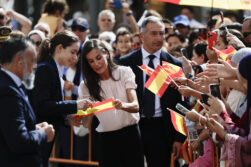 MELILLA (ESPAÑA), 14/10/2026.- La reina Letizia firma una bandera de España a los ciudadanos de Melilla este miércoles a su salida de la Asamblea de la ciudad autónoma. Melilla recibe de nuevo una visita real casi 19 años después con la llegada de los reyes Felipe VI y Letizia en su primer viaje a la ciudad, con el que completan su recorrido por el mapa autonómico español tras viajar a Ceuta el día anterior. EFE/Mariscal