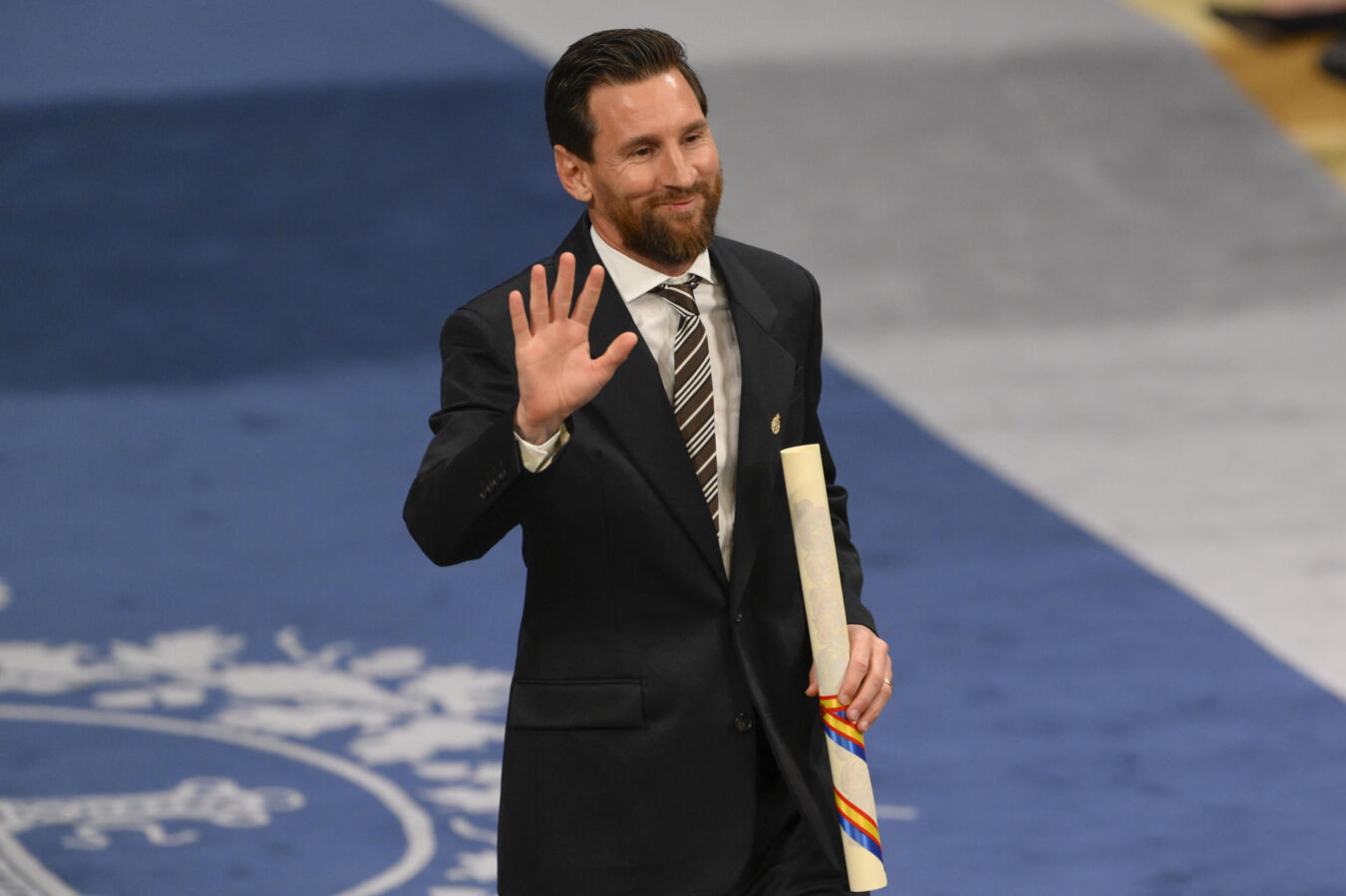 OVIEDO, 23/10/2026.- El futbolista argentino Leo Messi, Premio Princesa de Asturias de los Deportes, recibe su diploma durante la ceremonia de los Premios Princesa de Asturias 2026, en el Teatro Campoamor de Oviedo este viernes. EFE/Eloy Alonso