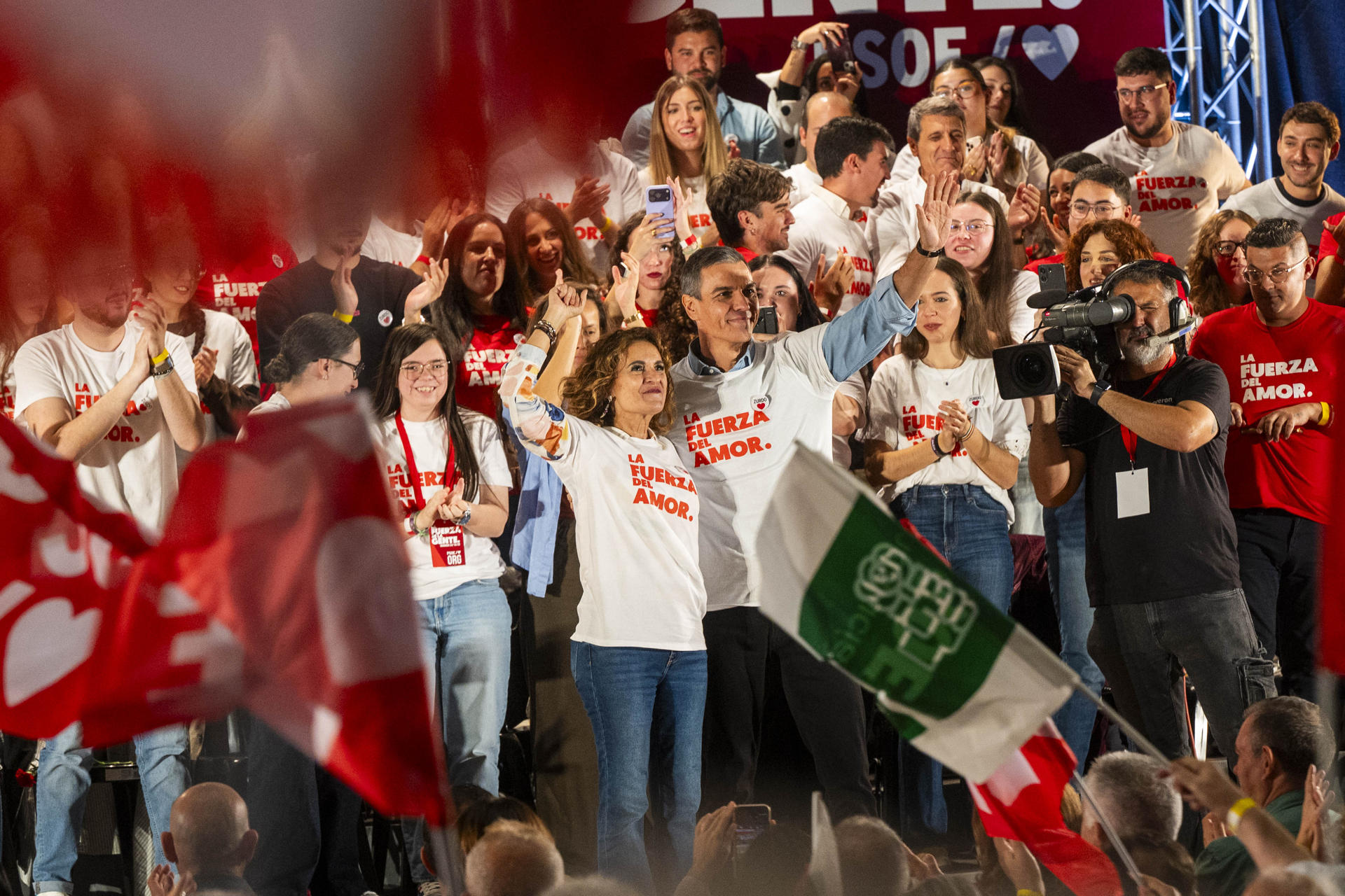 GRANADA, 24/10/2026.- El secretario general del PSOE y presidente del Gobierno, Pedro Sánchez junto a la vicesecretaria general del partido y secretaria general en Andalucía, María Jesús Montero durante un acto del PSOE en Granada, este sábado. EFE/ Miguel Ángel Molina