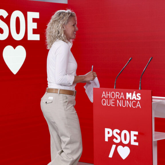 MADRID, 27/07/2026.- La portavoz del PSOE, Montse Mínguez, durante la rueda de prensa que ha ofrecido este lunes tras la reunión de la Ejecutiva federal socialista en Ferraz. EFE/ Chema Moya