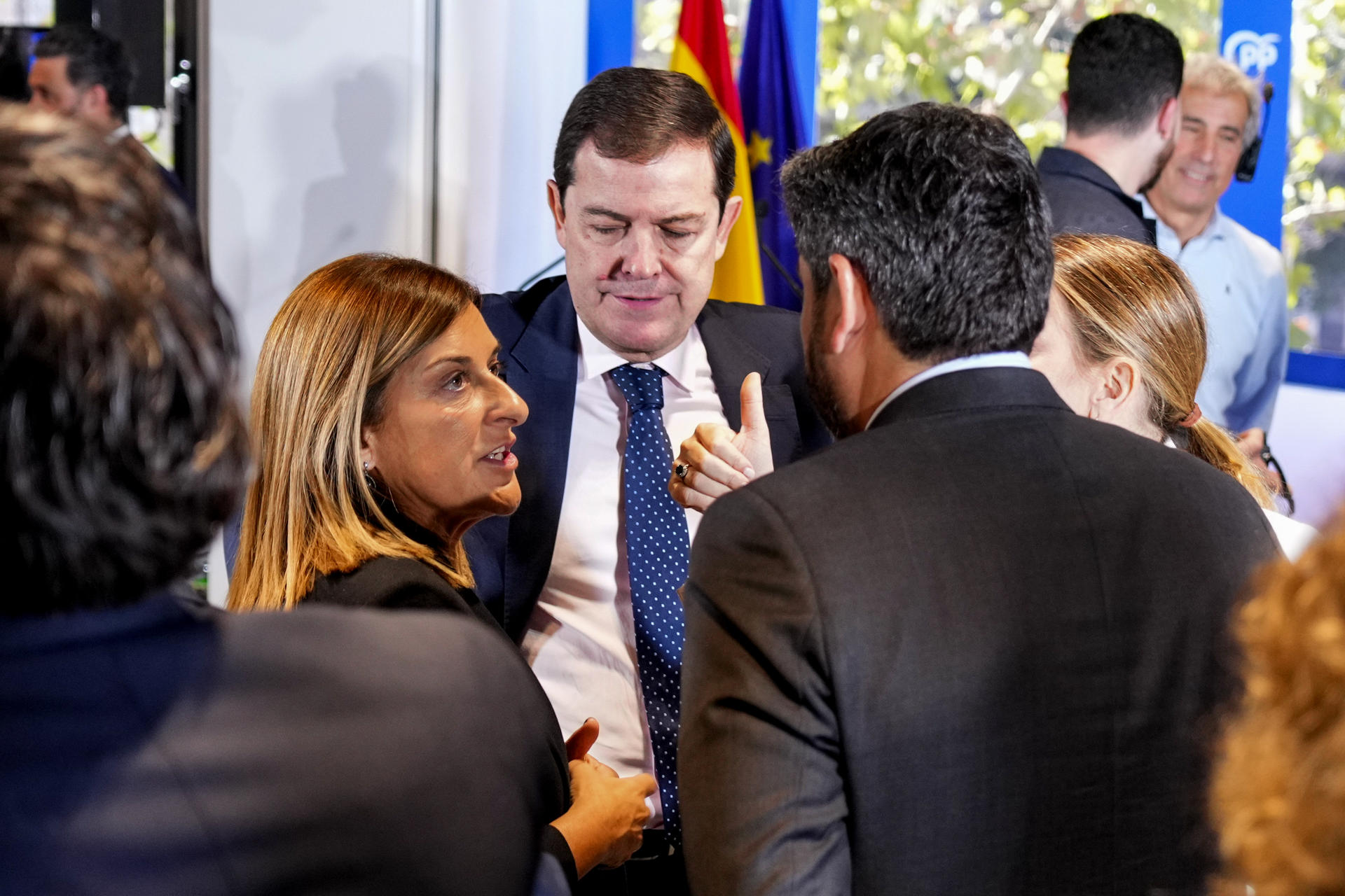 MADRID (ESPAÑA), 08/10/2026.- El presidente de la Junta de Castilla y León, Alfonso Fernández Mañueco (c) conversa con la presidenta de Cantabria, María José Sáenz de Buruaga (i) tras la Junta Directiva Nacional del Partido Popular celebrada este jueves en la sede del partido de la calle Génova en Madrid.EFE/ Borja Sanchez-Trillo