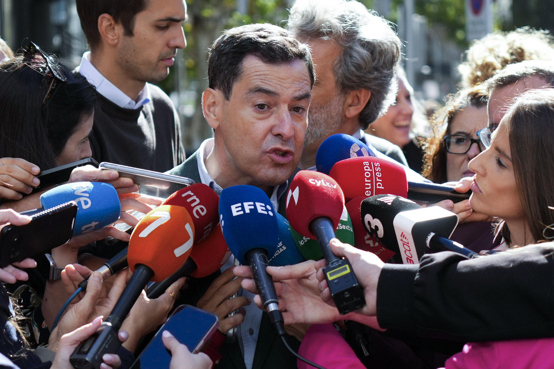 MADRID (ESPAÑA), 08/10/2026.- El presidente de la Junta de Andalucía, Juanma Moreno a su llegada a la Junta Directiva Nacional del Partido Popular celebrada este jueves en la sede del partido de la calle Génova en Madrid.EFE/ Borja Sanchez-Trillo