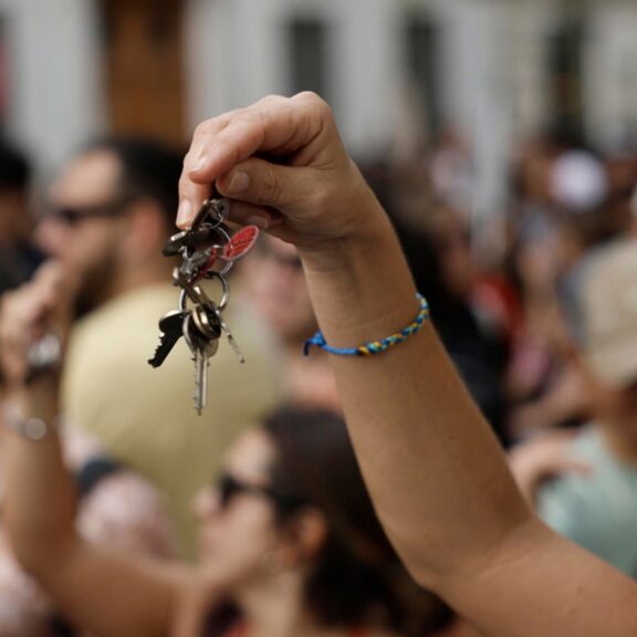 Colectivos por el derecho a la vivienda se manifiestan en protesta por los especuladores y rentistas, ante los precios "imposibles" en compra y alquiler, los desahucios, la infravivienda y el sinhogarismo. EFE/ Kai Forsterling