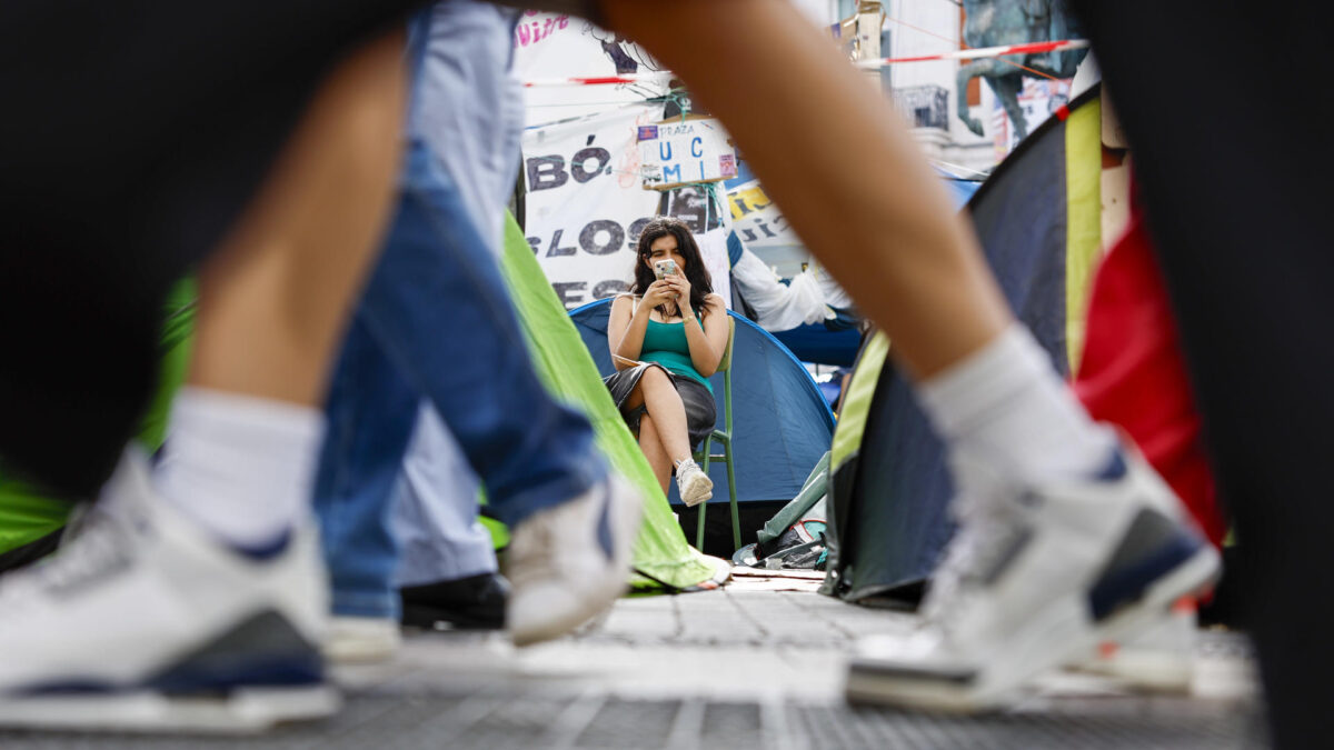 MADRID, 01/10/2026.- Acampada en la Puerta del Sol como protesta contra la crisis de vivienda en el país, este jueves. La presidenta madrileña, Isabel Díaz Ayuso, ha avanzado que este jueves, la Comunidad de Madrid va a presentar un recurso contencioso-administrativo, con petición de medidas cautelarísimas, para reclamar a la Justicia la "inmediata disolución" de la acampada instalada en la Puerta del Sol, ante la "inacción" de la Delegación del Gobierno. EFE/ Rodrigo Jiménez