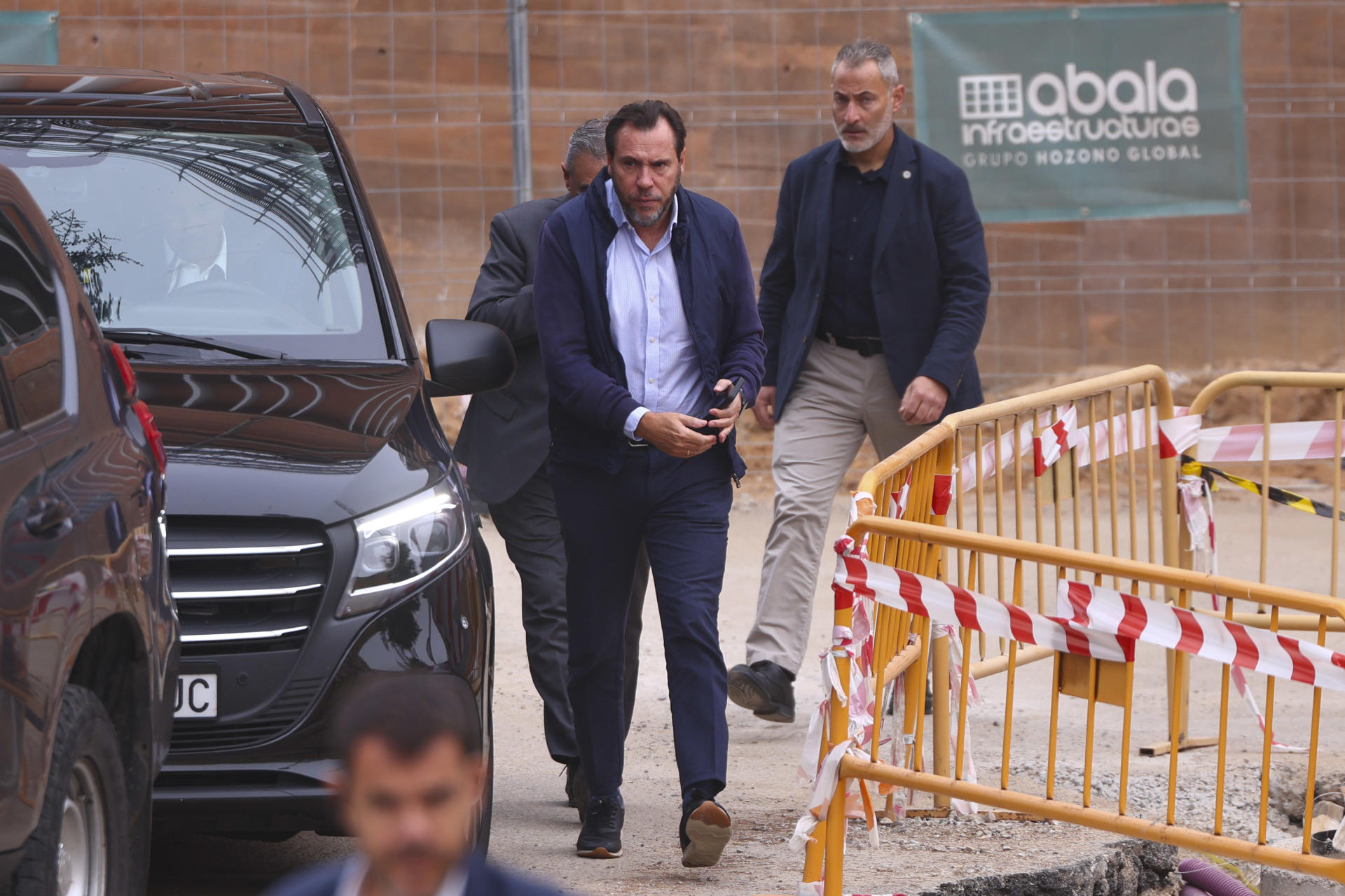 FOTODELDIA TOLEDO, 29/10/2026.- El ministro de Transportes, Óscar Puente (c), a su llegada a la reunión del Centro de Coordinación Operativa Integrado (CECOPI) este jueves en Toledo, en el primer día de luto oficial de los tres decretados por el Gobierno por el trágico accidente ferroviario de Urda. EFE/ Ismael Herrero