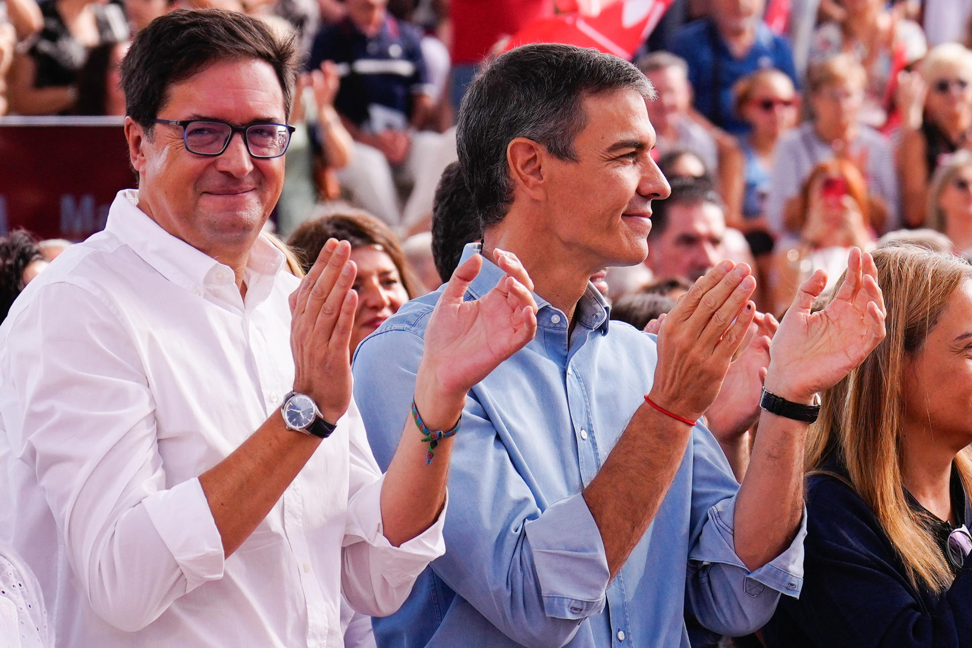 GETAFE (COMUNIDAD DE MADRID), 27/09/2026.- El presidente del Gobierno, Pedro Sánchez (c), y el ministro para la Transformación Digital y de la Función Pública, Óscar López (i), participan en el acto de presentación de candidaturas del PSOE de Madrid para las elecciones municipales y autonómicas de 2027 este domingo, en Getafe (Comunidad de Madrid).EFE/ Borja Sánchez-Trillo
