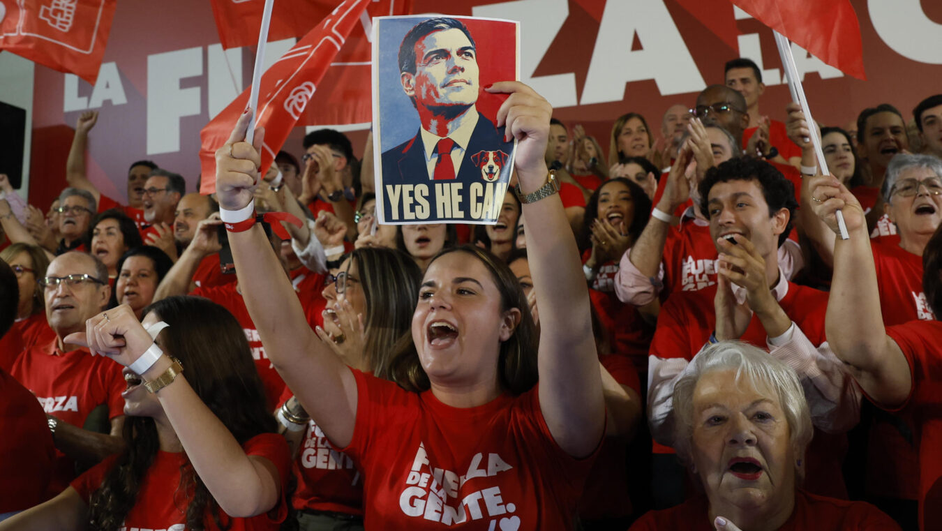 FUENLABRADA (MADRID), 17/10/2026.- Afiliados durante la reunión del Comité Federal del PSOE que está previsto ratifique sus listas para las elecciones del próximo 29 de noviembre y al secretario general socialista, Pedro Sánchez, como su candidato a la presidencia, este sábado, en el Centro de Arte Tomás y Valiente, de Fuenlabrada (Madrid). EFE/ J.J. Guillén