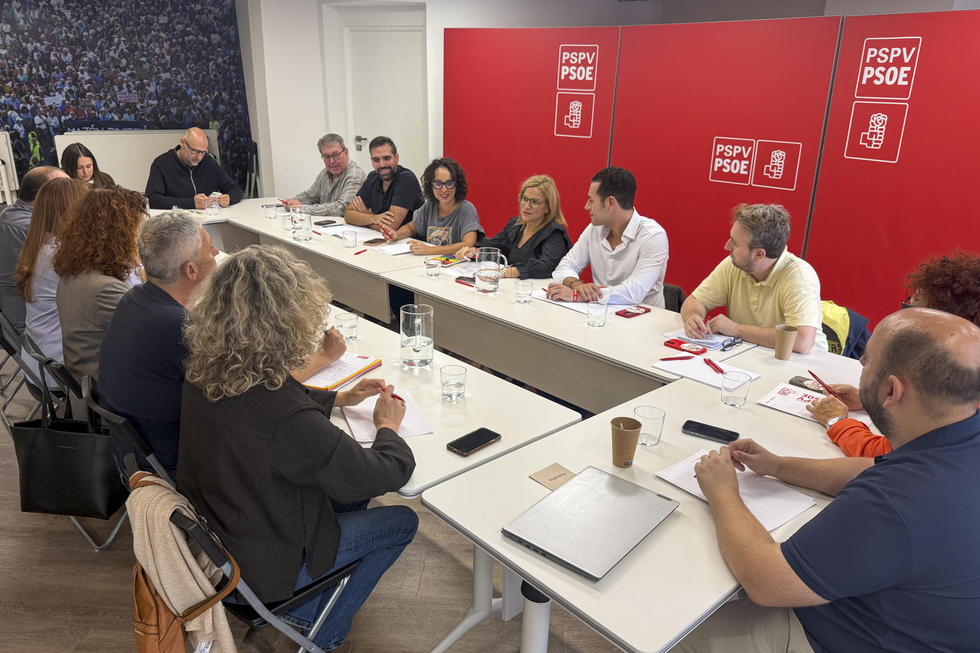 GRAFCVA6408. VALENCIA, 22/10/2026.-- La cabeza de lista del PSPV-PSOE por València a las elecciones generales, Pilar Bernabé (3ª d), durante la reunión mantenida este jueves con el Comité electoral de la ciudad de València. EFE/Raquel Segura