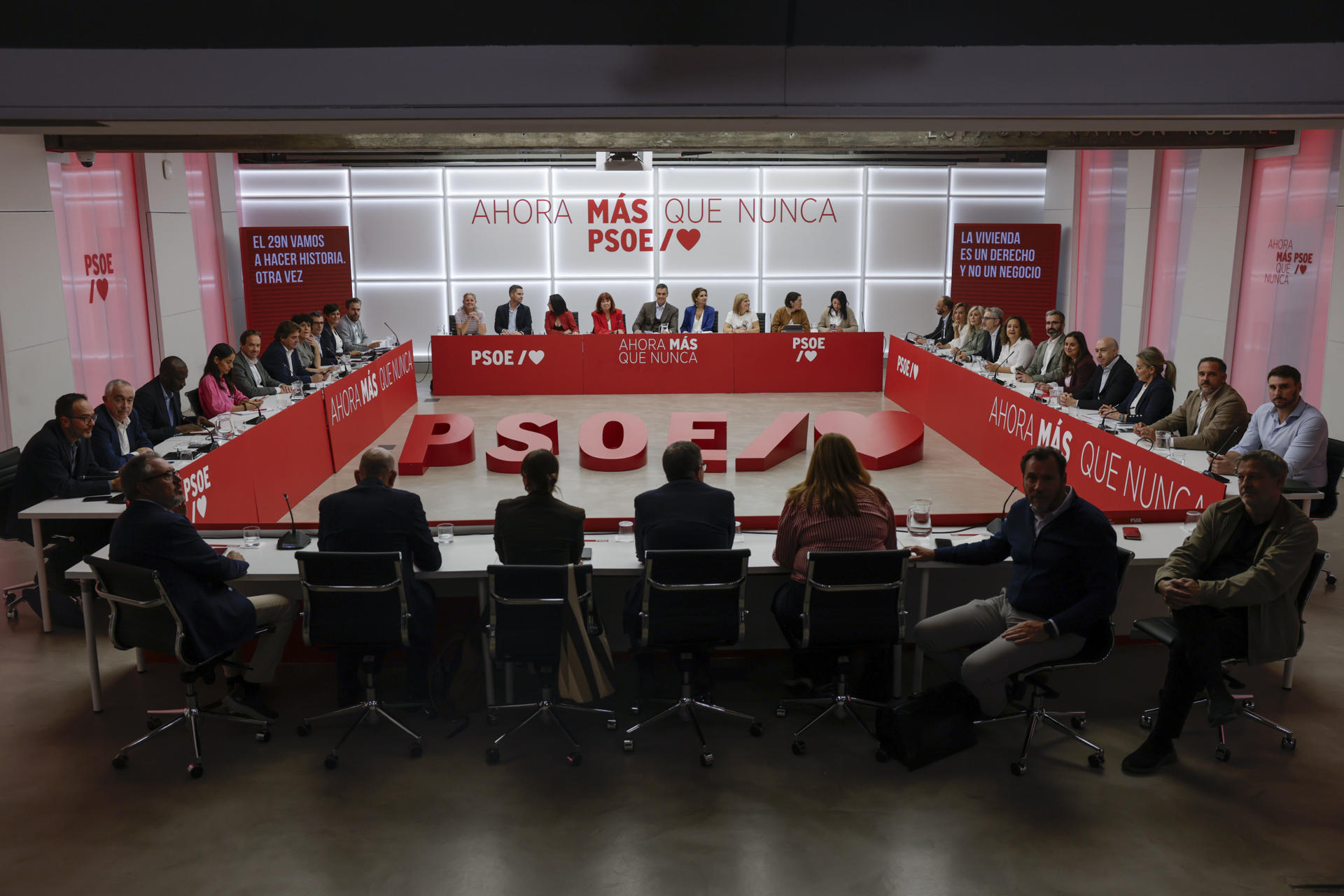 MADRID, 05/10/2026.- El presidente del Gobierno, Pedro Sánchez (c), asiste a la reunión de la Comisión Ejecutiva Federal celebrada este lunes en la sede federal del PSOE. EFE/Juanjo Martín