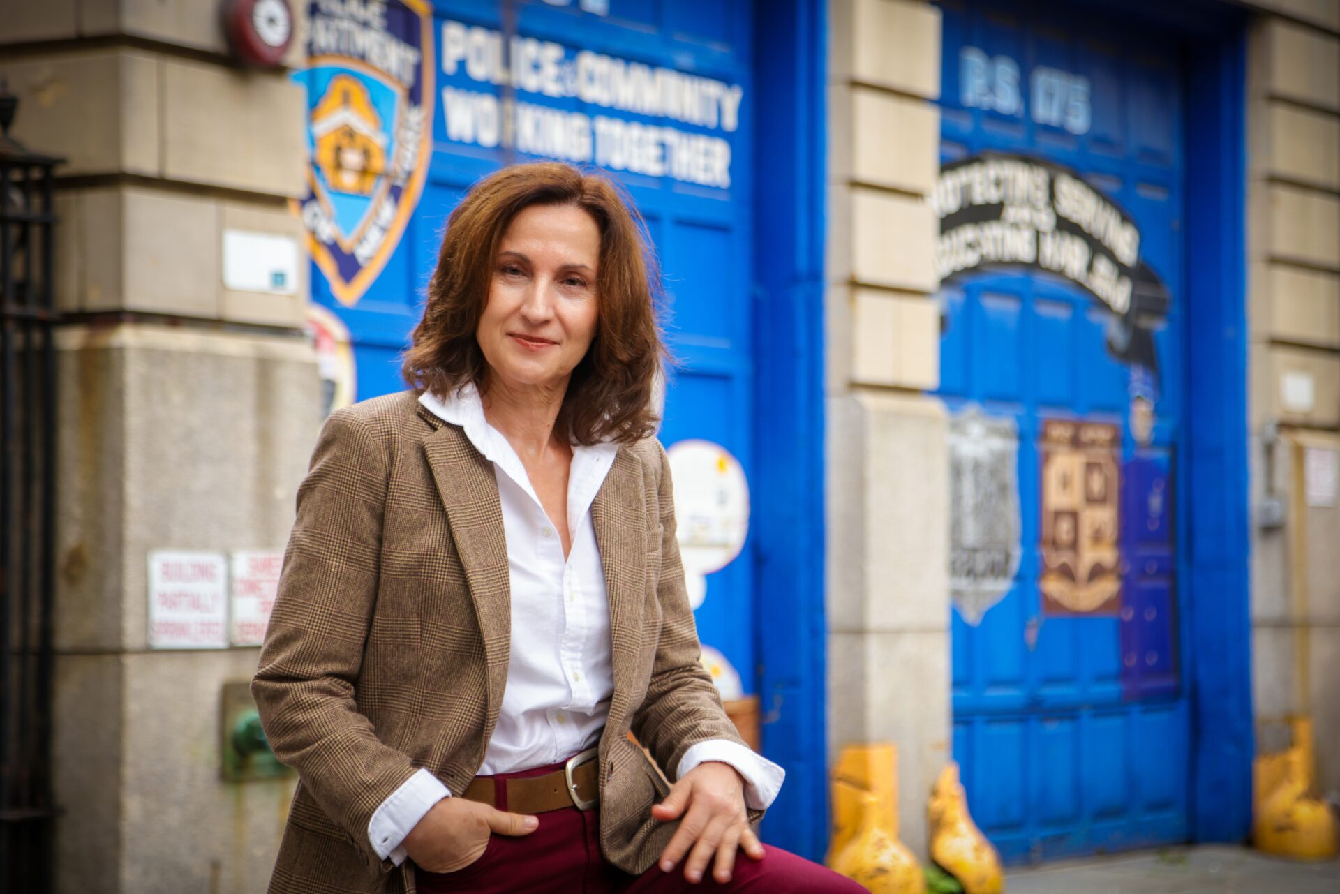 Paloma Sánchez Garnica, delante de la comisaría de Harlem que aparece en la novela