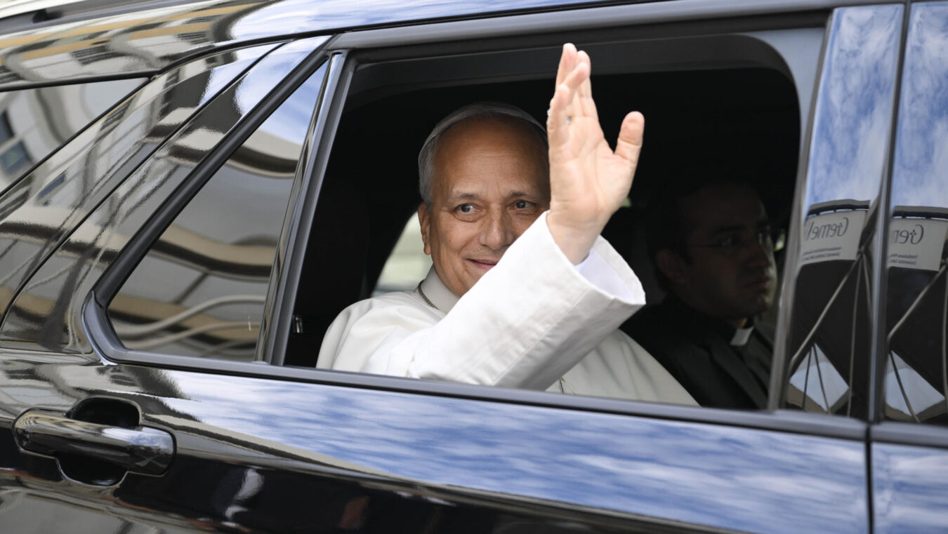 FOTODELDÍA CIUDAD DEL VATICANO, 17/10/2026.- Después de cinco días ingresado por la operación de un tumor canceroso y el posterior postoperatorio, León XIV recibió este sábado el alta hospitalaria y regresó al Vaticano, donde mañana domingo volverá a presidir el rezo del ángelus. Sobre las 15:30 hora local, el papa, de 71 años, salió del Policlínico Gemelli caminando con total normalidad y a buen paso, sonriente y saludando a pacientes del hospital y a las decenas de fieles congregados en el vestíbulo y en la puerta principal. Antes de subir al coche que lo trasladó al Vaticano, Robert Prevost se detuvo incluso unos minutos para conversar con una niña ucraniana de 13 años curada de un cáncer y que regaló al papa una foto con él de un anterior encuentro el pasado diciembre, según datos de medios vaticanos. EFE/ Simone Risoluti / Dicastero per la Comunicazione***SOLO USO EDITORIAL/SOLO DISPONIBLE PARA ILUSTRAR LA NOTICIA QUE ACOMPAÑA (CRÉDITO OBLIGATORIO)***