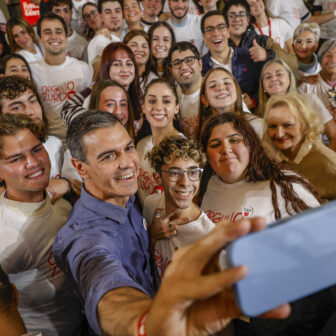 BURGOS, 21/10/2026.- El secretario general del PSOE y presidente del Gobierno, Pedro Sánchez (c), participa en un acto de precampaña celebrado este miércoles en Burgos. EFE/Santi Otero