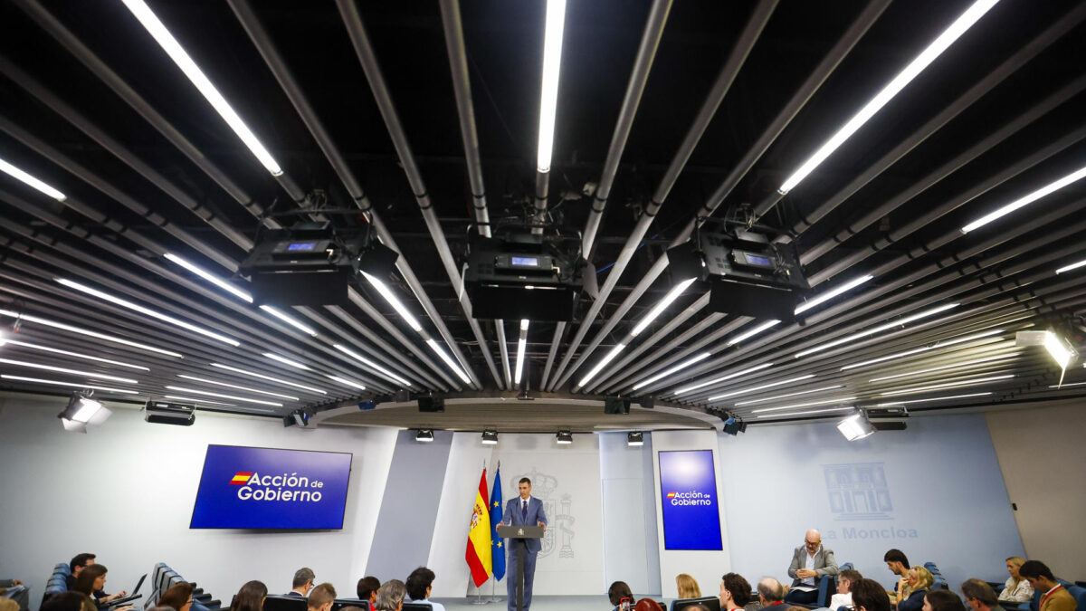 MADRID, 06/10/2026.- El presidente del Gobierno, Pedro Sánchez, comparece en rueda de prensa tras la reunión del Consejo de Ministros, este martes en el Palacio de la Moncloa. EFE/ Javier Lizon