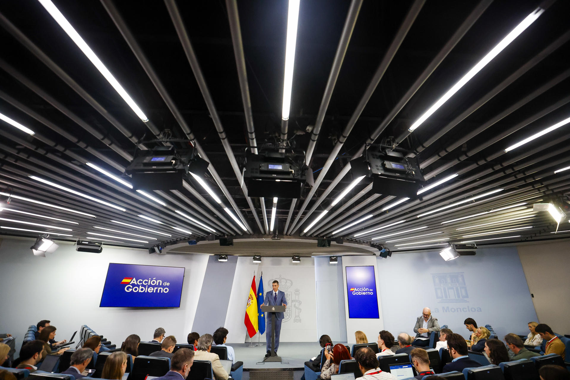 MADRID, 06/10/2026.- El presidente del Gobierno, Pedro Sánchez, comparece en rueda de prensa tras la reunión del Consejo de Ministros, este martes en el Palacio de la Moncloa. EFE/ Javier Lizon