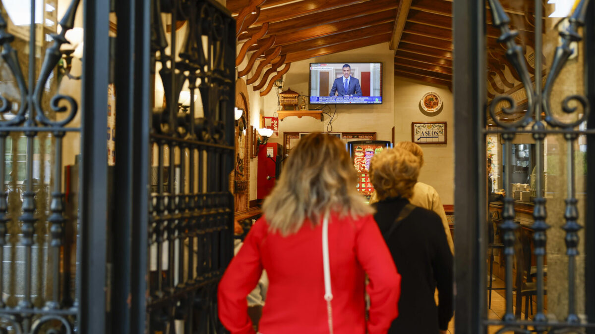 MADRID, 05/10/2026.- Varias personas siguen la comparecencia del presidente del Gobierno, Pedro Sánchez, desde un bar en Príncipe Pío, Madrid. Sánchez adelanta las elecciones generales al 29 de noviembre. EFE/ Mariscal