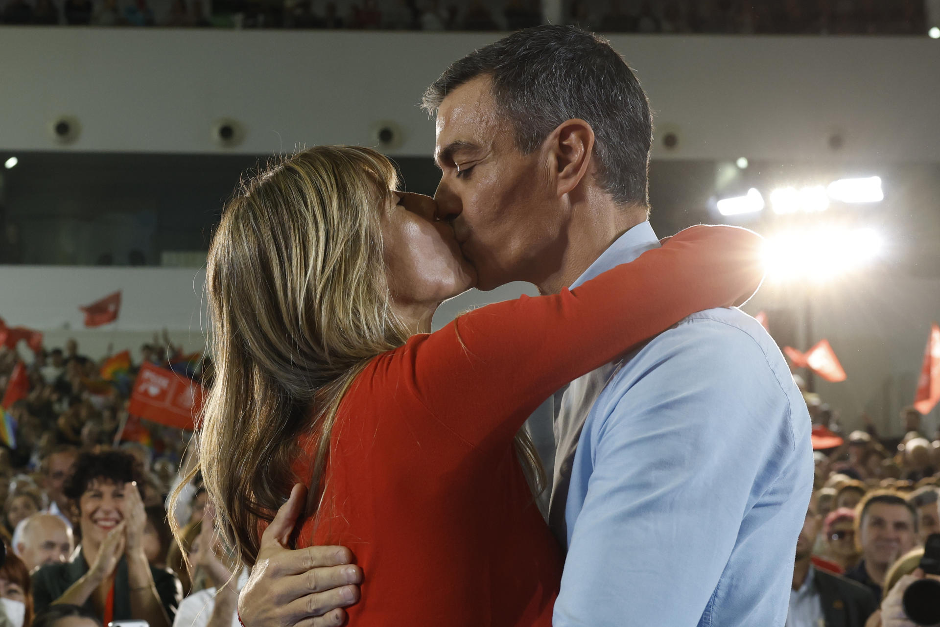 -FOTODELDÍA-FUENLABRADA (MADRID), 17/10/2026.- El presidente del Gobierno, Pedro Sánchez, besa a su mujer Begoña Gómez, a su llegada a la reunión del Comité Federal del PSOE que está previsto ratifique sus listas para las elecciones del próximo 29 de noviembre y al secretario general socialista, Pedro Sánchez, como su candidato a la presidencia, este sábado, en el Centro de Arte Tomás y Valiente, de Fuenlabrada (Madrid). EFE/ J.J. Guillén