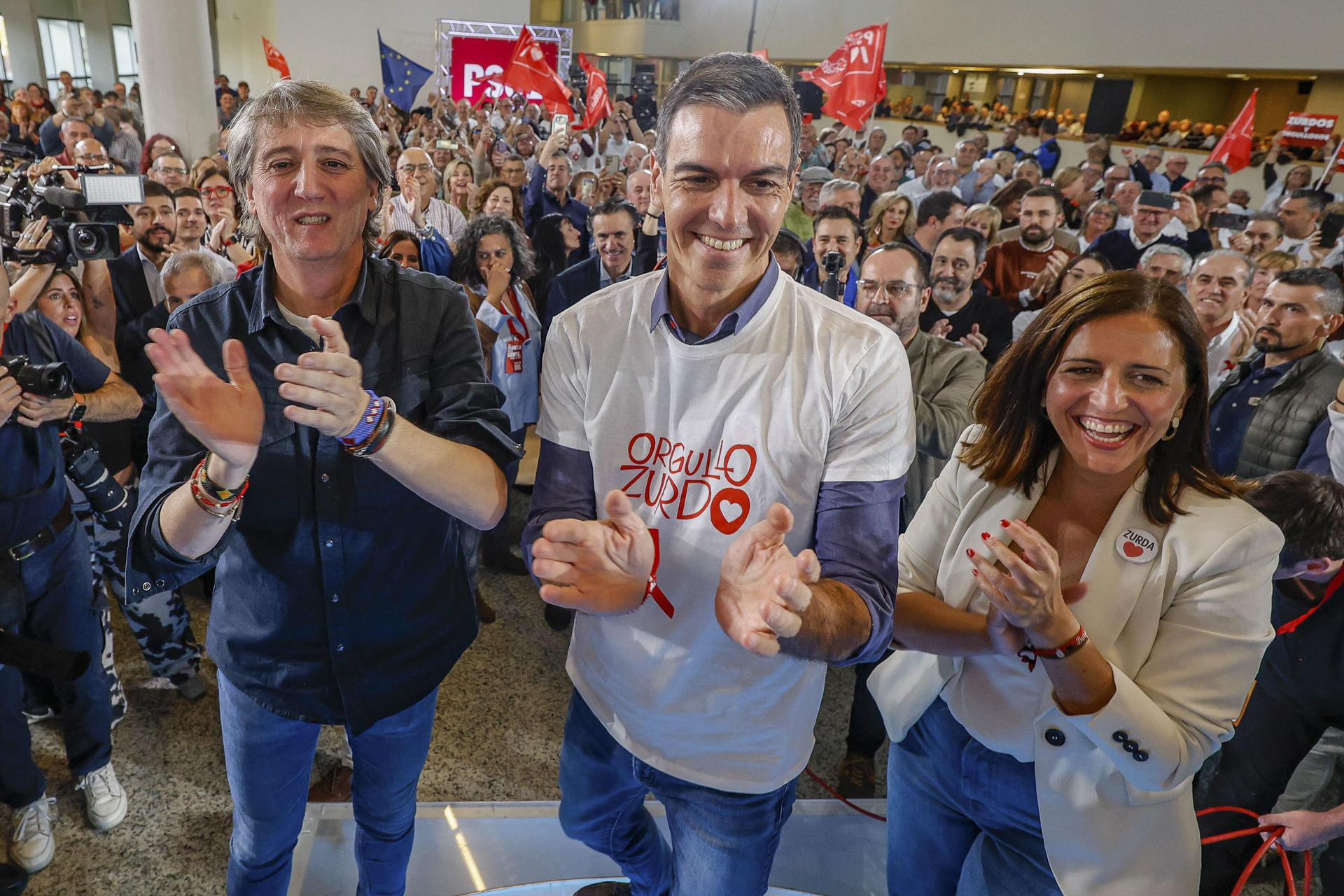 BURGOS, 21/10/2026.- El secretario general del PSOE y presidente del Gobierno, Pedro Sánchez (c), unto a la secretaria general del PSOE de Burgos y cabeza de lista al Congreso de los Diputados por Burgos, Esther Peña (d), y al secretario general del PSOE de Castilla y León, Carlos Martínez (i), participa en un acto de precampaña celebrado este miércoles en Burgos. EFE/Santi Otero