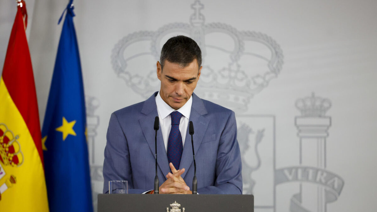 MADRID, 06/10/2026.- El presidente del Gobierno, Pedro Sánchez, comparece en rueda de prensa tras la reunión del Consejo de Ministros, este martes en el Palacio de la Moncloa. EFE/ Javier Lizon
